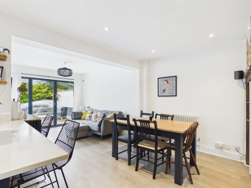 CAM02519G0-PR0484-STILL012